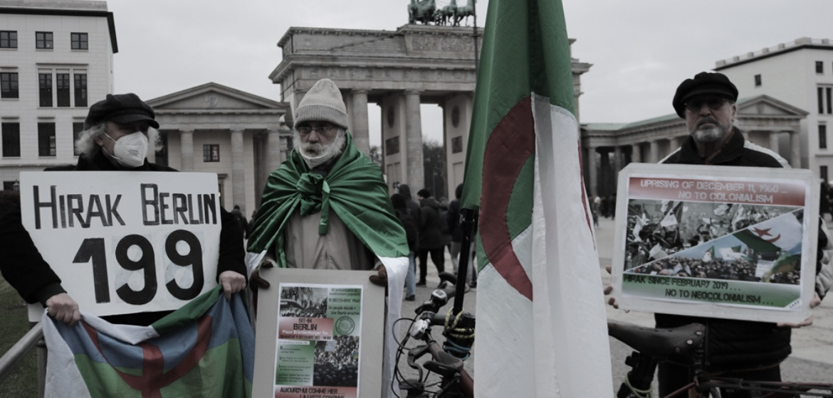 Hirak Berlin-Aktivist:innen am Brandenburger Tor. Foto: Caman Baziz