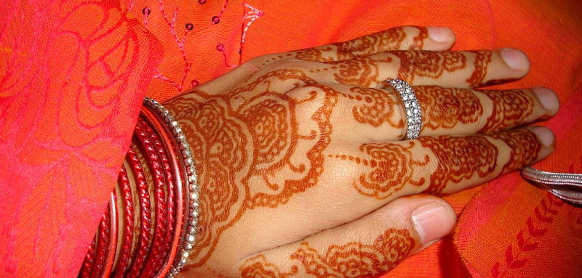 Die mit Henna geschmückte Hand einer muslimischen Braut. Photo: Public Domain