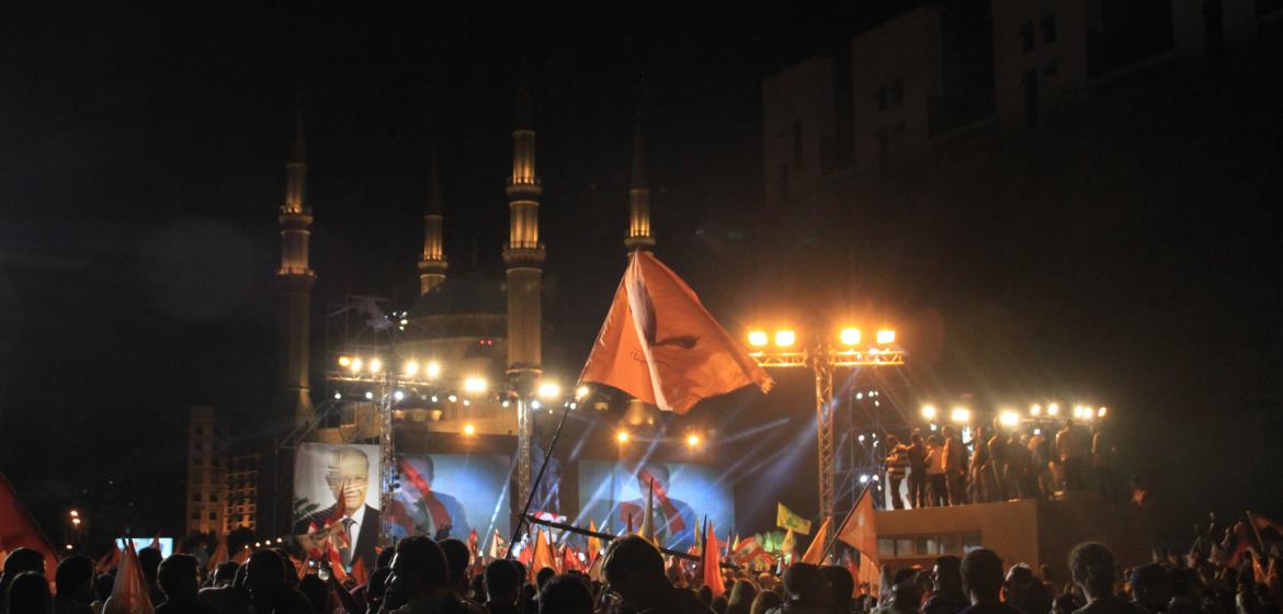 Aoun-Fans feiern am Montagabend auf dem Märtyrerplatz in Beirut. Im Hintergrund die al-Amin-Moschee. Foto: Diana Beck