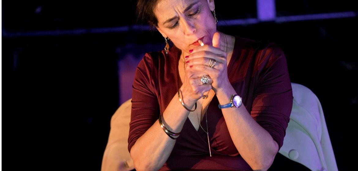 Hiam Abbas spiel die Sexarbeiterin Nour in dem von Ruud Gielen inszenierten Stück „In the Eyes of Heaven“. Foto: Kurt van der Elst/Maxim Gorki Theater.