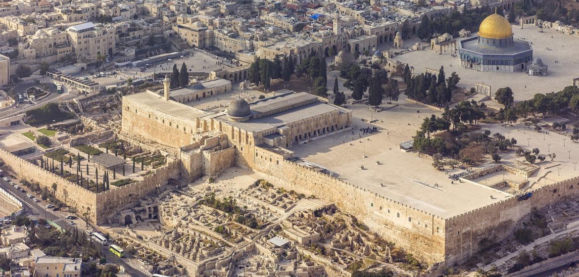 Blick auf al-Aqsa-Moschee (Mitte) und Felsendom - die Anlage "Haram al-Scharif" ist eine der heiligsten Stätten im Islam. Viele Palästinenser fürchten, dass Israel sie am Tempelberg ausbootet. Foto: Andrew Shiva / Wikipedia / CC BY-SA 4.0
