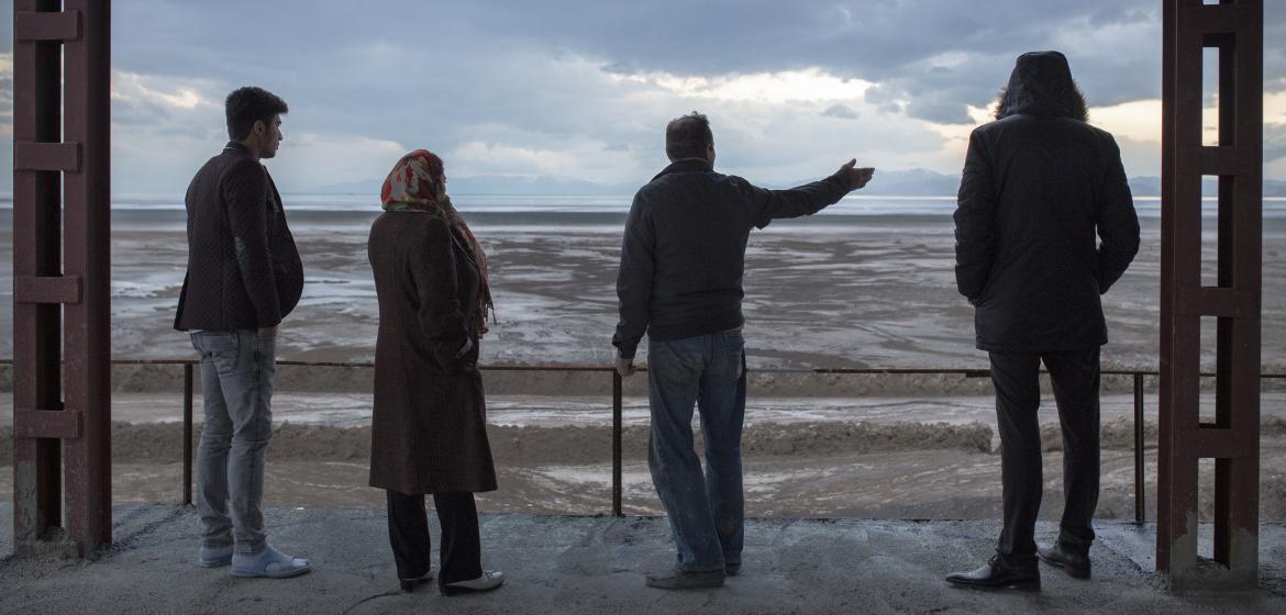 Das Foto von Solmaz Daryani zeigt vier Personen, die auf den Urmia-See blicken. Vor 20 Jahren war der See ungefähr achtmal so groß wie der Bodensee - innerhalb von 13 Jahren ist er um knapp 60 Prozent geschrumpft. Foto: Solmaz Daryani.