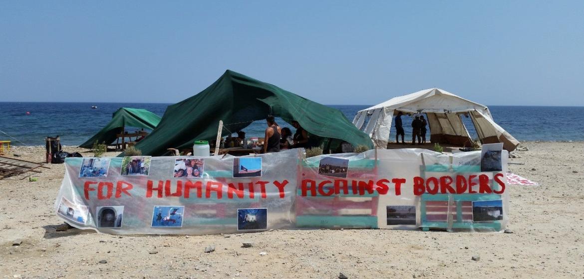 Das provisorische Zeltlager des "No Border Social Center" am Strand von Lesbos. Foto: No Border Kitchen Lesvos (https://www.facebook.com/NBKLesvos/?fref=ts)