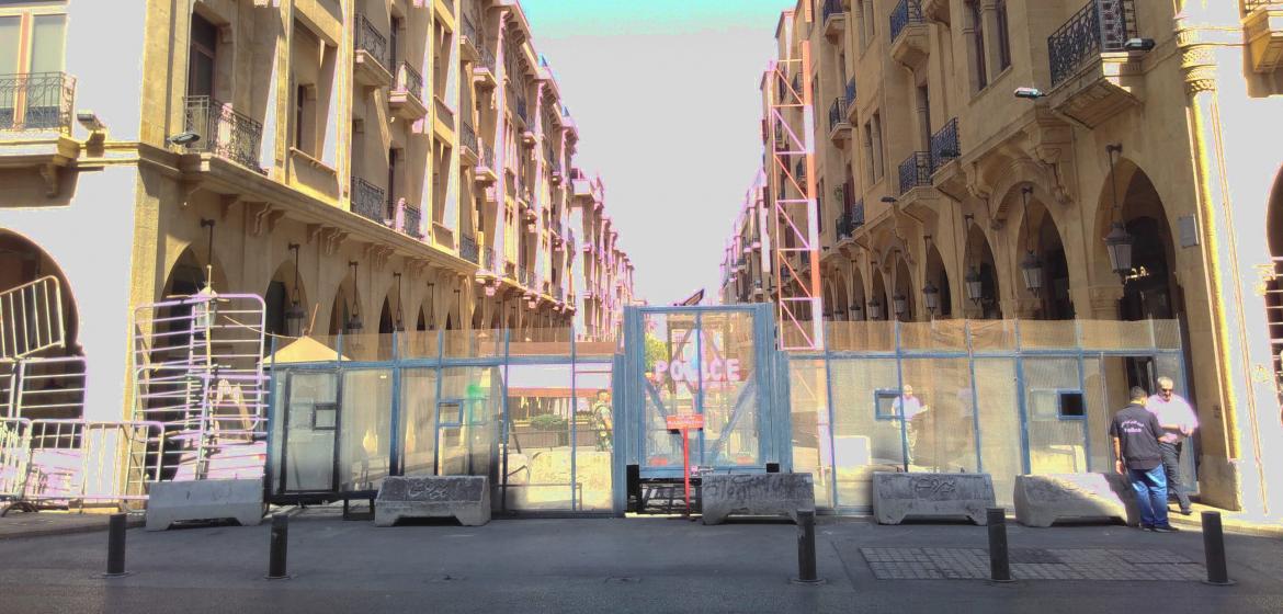 Eine scheinbar gläserne Wand, geschützt von der Polizei, trennt in Beirut das Parlamentsviertel vom Rest der Bevölkerung. Auch das neue Wahlgesetz ist so eine gläserne Wand: Die Eliten haben sich ihre Pfründe gesichert. Foto: Bodo Straub