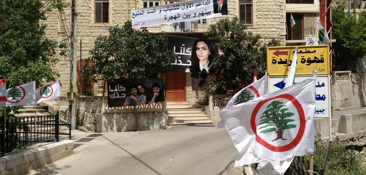 Flaggen der Lebanese Forces und Wahlplakate in der Stadt Zahlé. Foto: Bodo Straub