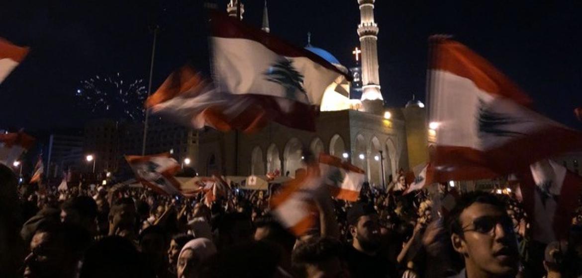 Protestierende vor der Mohammad Al-Amine Moschee im Herzen von Beirut. Foto: Ginan Osman