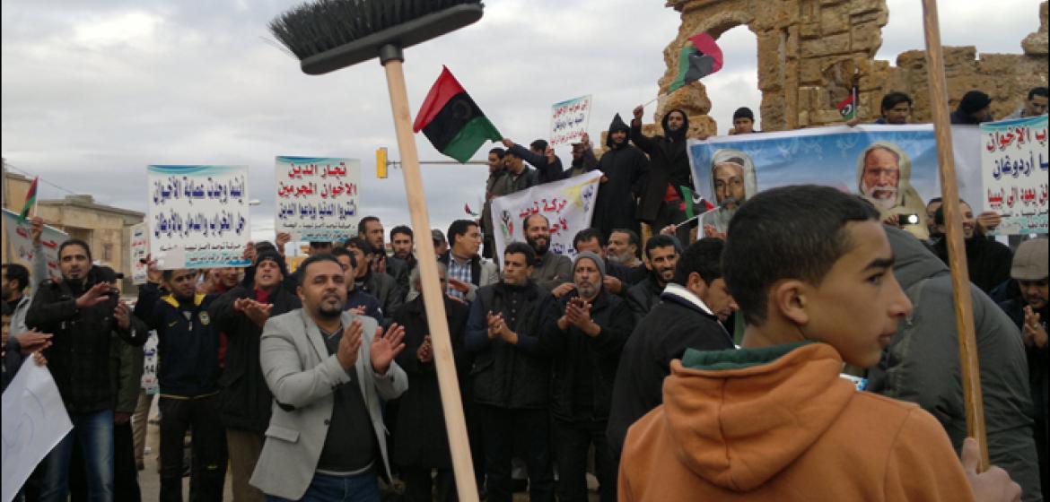 Die Auseinandersetzungen in Libyen halten an. Hier eine Demonstration in Shahat gegen den Nationalkongress (GNC). Photo: Magharebia/Flickr (https://www.flickr.com/photos/29324474@N02/12367267565, CC BY 2.0)