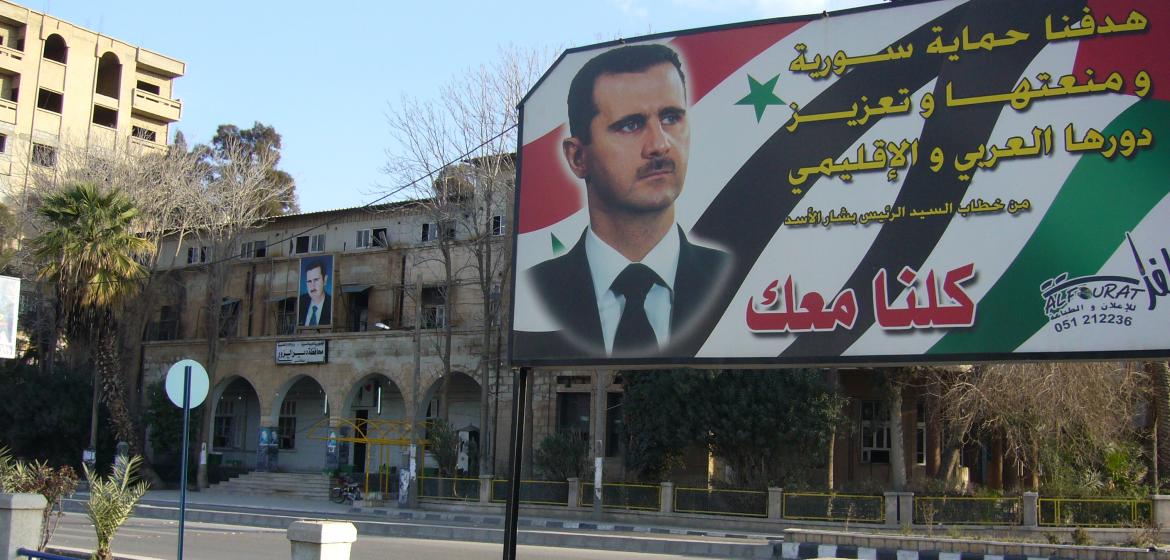 Plakat in Deir ez-Zor, 2007: "Unser Ziel ist die Sicherheit Syriens - wir sind alle mit Dir, Bashar". Beide Aussagen sind ad absurdum geführt. Bild: Simon Welte.