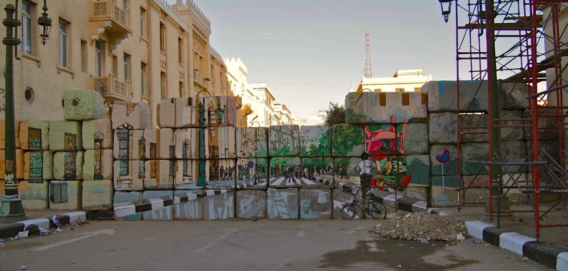 Überall Mauern: Im März 2012 übermalten Aktivist*innen in Kairo eine Straßensperre. Foto von Johannes Gunesch