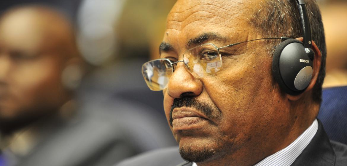 Der Sudanesische Präsident Omar Hassan Ahmad al-Bashir. Quelle: Wikimedia Commons, https://de.wikipedia.org/wiki/Datei:Omar_al-Bashir,_12th_AU_Summit,_090131-N-0506A-342.jpg.