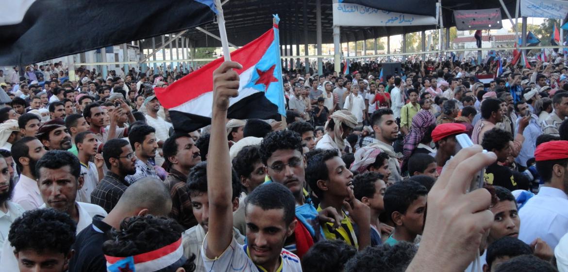 "Protest Aden Arab Spring 2011" von AlMahra (https://commons.wikimedia.org/w/index.php?search=Southern+Transitional+Council&title=Special:Search&go=Go&ns0=1&ns6=1&ns12=1&ns14=1&ns100=1&ns106=1&searchToken=1enj1176cjxeyh89ser5v5p6g#%2Fmedia%2FFile%3AProtest_Aden_Arab_Spring_2011.jpg), Lizenz CC BY-SA 4.0 (https://creativecommons.org/licenses/by/4.0)/
