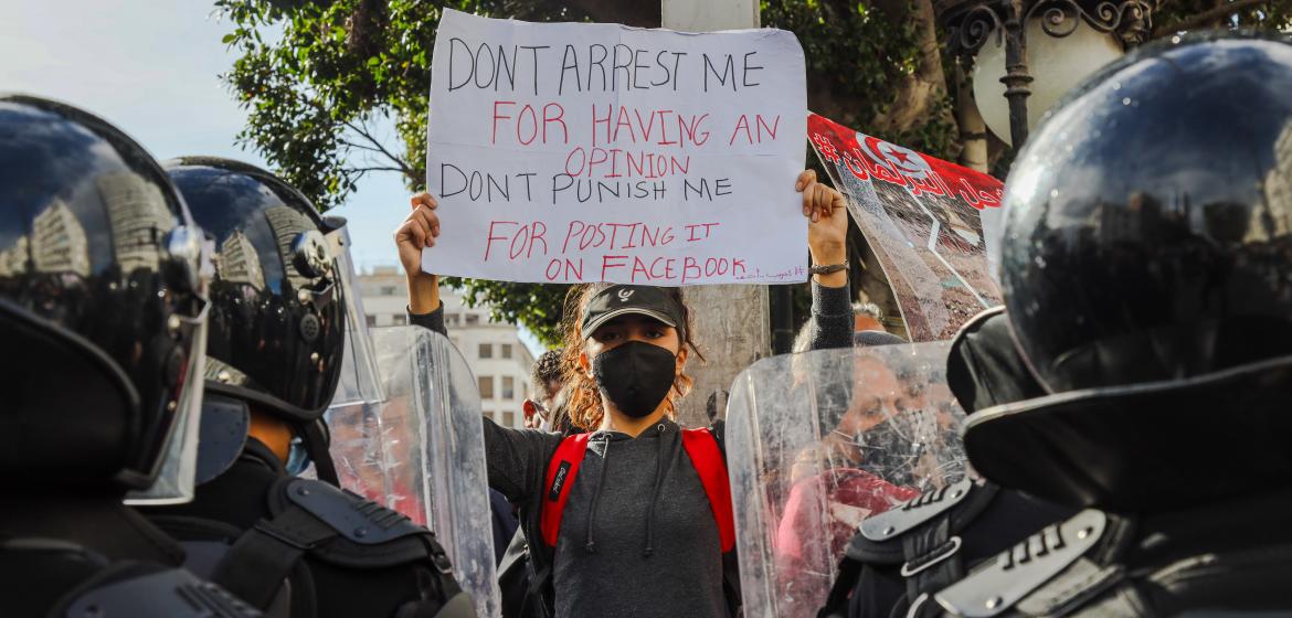 Demonstrant:in in Tunesien im Januar 2021. Foto: Ahmed Zarrouki