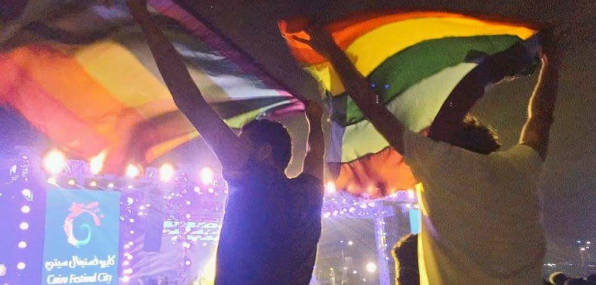 Junge Männer hissen die Regenbogen-Flagge während des Mashrou-Leila-Konzerts. Dieses Bild und weitere haben im Anschluss in Ägypten für enormen Aufruhr gesorgt. 