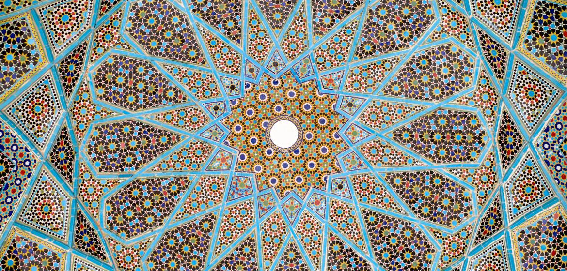 Die Decke am Grabmal des persischen Dichters Hafez. Foto: https://upload.wikimedia.org/wikipedia/commons/6/60/Roof_hafez_tomb.jpg