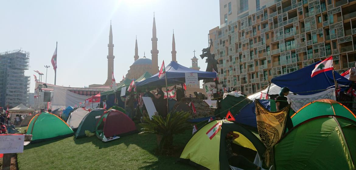Protestierende campen vor der Märtyrer-Statue im Herzen Beiruts. Foto: Johanna Luther (C)