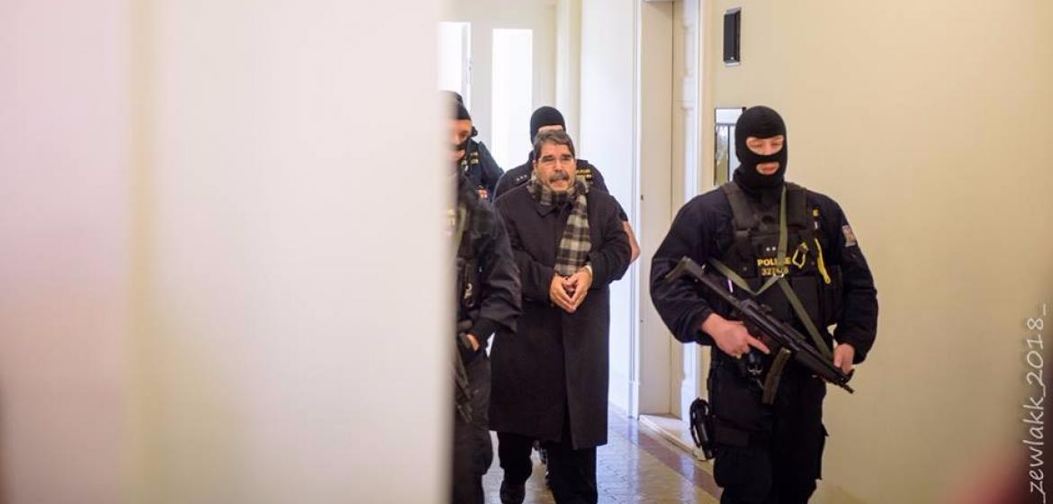 Salih Muslim wird ins Gerichtsgebäude geführt. Foto: Petr Vrabec (mit freundlicher Genehmigung)