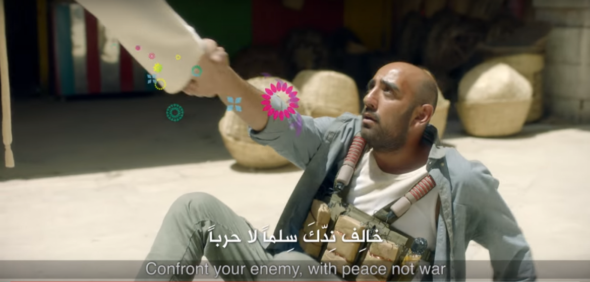 "Begegne deinem Feind mit Frieden, nicht Krieg". Qutaiba Abdelhaq spielt in Zains Ramadan-Video einen Selbstmordattentäter, der dank der Erfahrung von Akzeptanz und Liebe seitens seiner Mitmenschen dem Terrorismus abschwört. Foto: Screenshot des Videos.