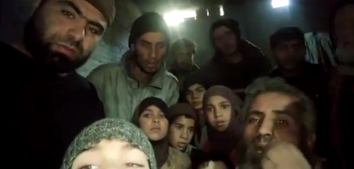 Amer (links) und Bekannte in einem Bunker unter Ghouta. Foto: Video-Screenshot.