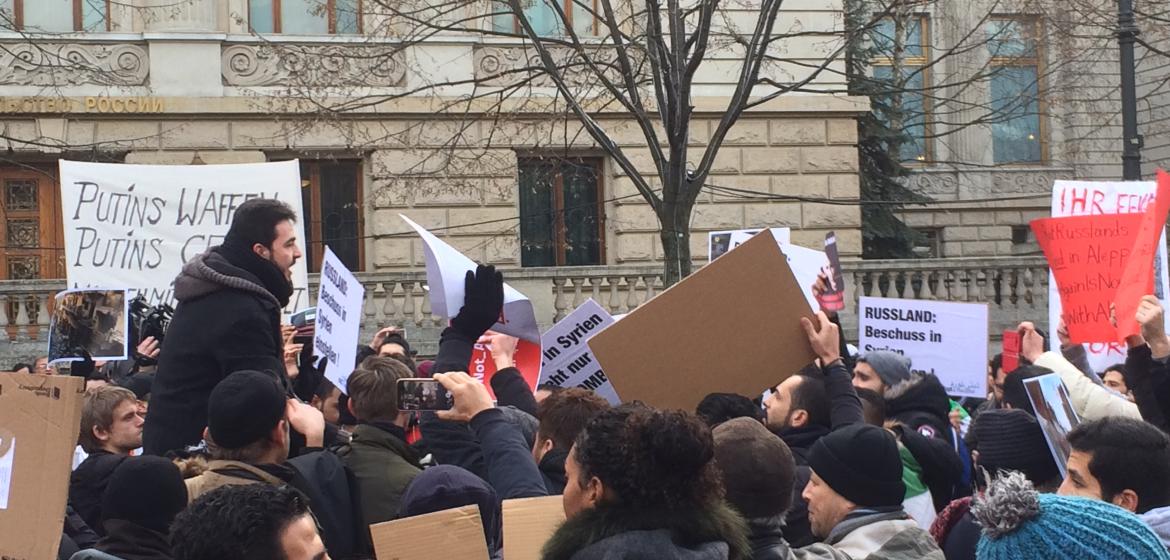 Deutlich mehr Menschen als erwartet demonstrierten am Mittwoch vor der russischen Botschaft in Berlin. Foto: Daniel Walter