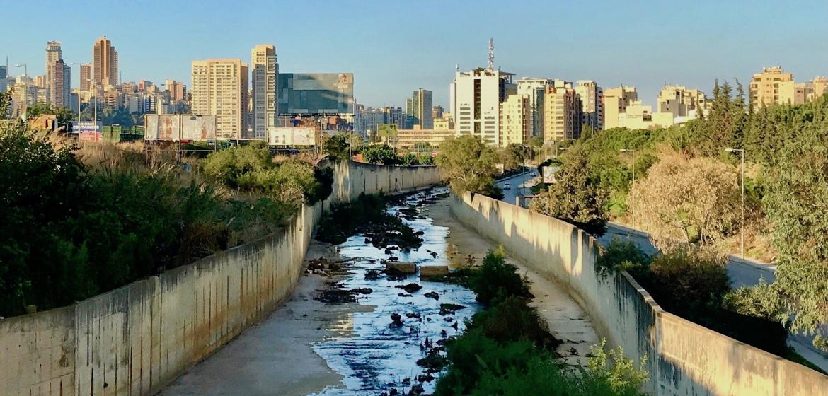 Der kanalisierte Fluss in Richtung Stadtzentrum und -hafen. Bild: Bruna Rohling, Beirut, November 2020