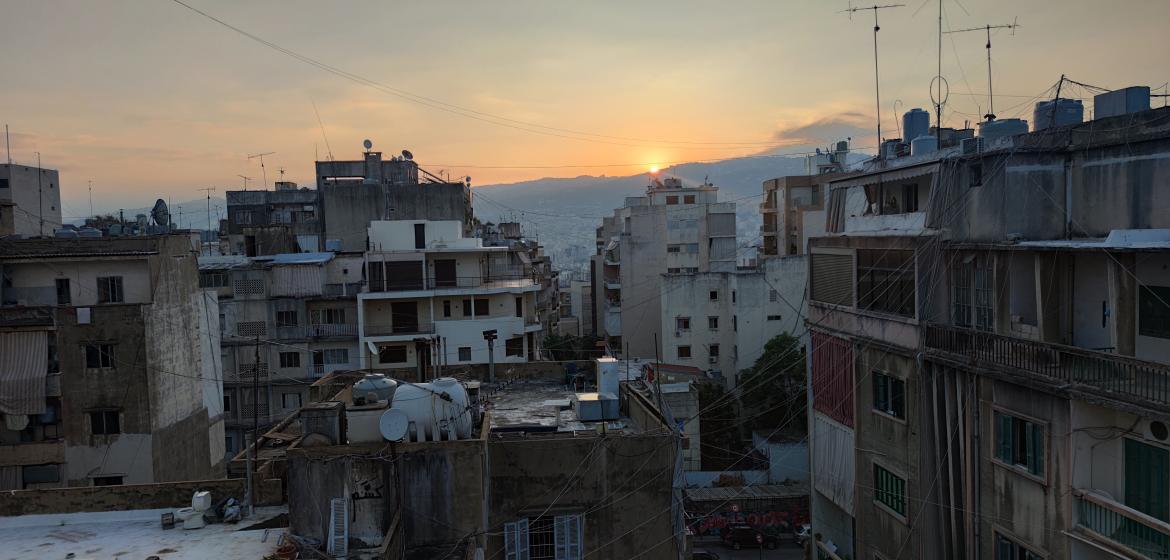 Sonnenaufgang in Beirut. Ein Blick auf die Dächer die mit Wassertanks bestückt sind. Foto: Elisa Nobel-Dilaty