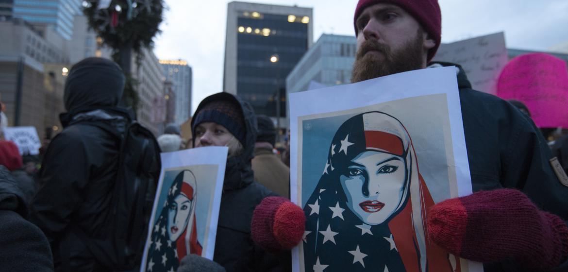 Als „Beginn des amerikanischen Frühlings“ bezeichnet ein kuwaitischer Journalist die Proteste gegen das Einreiseverbot in den USA. Das Bild zeigt Demonstranten in Minneapolis, Minnesota. Foto: Flickr/Fibonacci Blue, https://flic.kr/p/REN4k1, CC-BY 2.0, https://creativecommons.org/licenses/by/2.0/. 