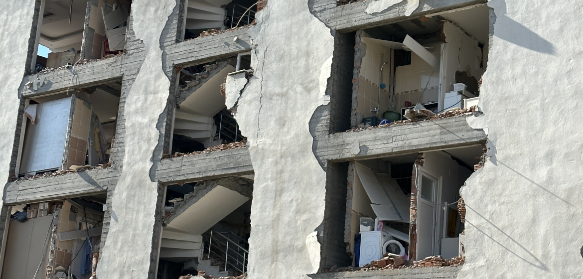 Einblick in ein vom Erdbeben zerstörtes Haus in Adıyaman, Türkei. Aufgenommen in den Tagen unmittelbar nach dem ersten Beben. Foto: Hasan Açan  IG: @hasanacan