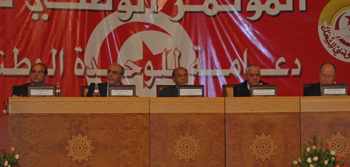 Sie nehmen Teil: Präsident Moncef Marzouki (Mitte) und Premierminister Hamadi Jebali (links) bei einer Sitzung des nationalen Dialogs im Oktober 2012. Foto: Magharebla (Flickr/CC BY 2.0) 