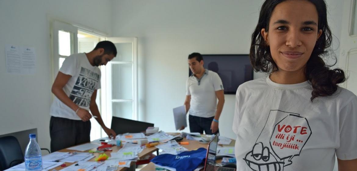 Eine von rund 1000 tunesischen Wahlbeobachterinnen und -beobachtern der Organisation IWatch. Insgesamt verliefen die Wahlen in Tunesien friedlich und reibungslos. Bild: Atlantic Council / Flickr (CC BY-NC-ND 2.0) 