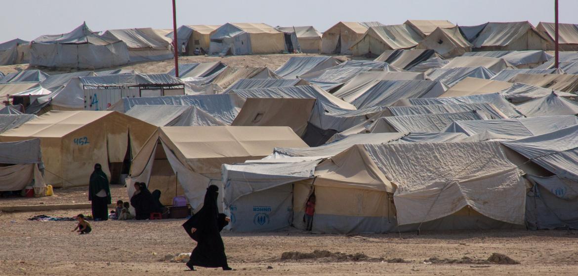 Al-Hol Camp in Syrien, wo viele Anhänger:innen des IS interniert sind. Foto: Y. Boechat (VOA, Public Domain)) 
