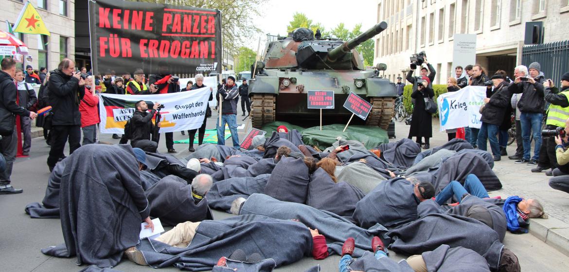 Vor einem Jahr haben die Aktivist_innen der Abrüstungsorganisation IPPNW noch bei der Jahreshauptversammlung von Rheinmetall gegen Waffenexporte in die Türkei protestiert - dieses Problem hat sich nun zum Glück erledigt. Foto: "Protest gegen Rüstungsexporte", IPPNW Deutschland/Flickr (https://flic.kr/p/U6XPCx); Lizenz: CC BY-NC-SA 2.0 (https://creativecommons.org/licenses/by-nc-sa/2.0/)