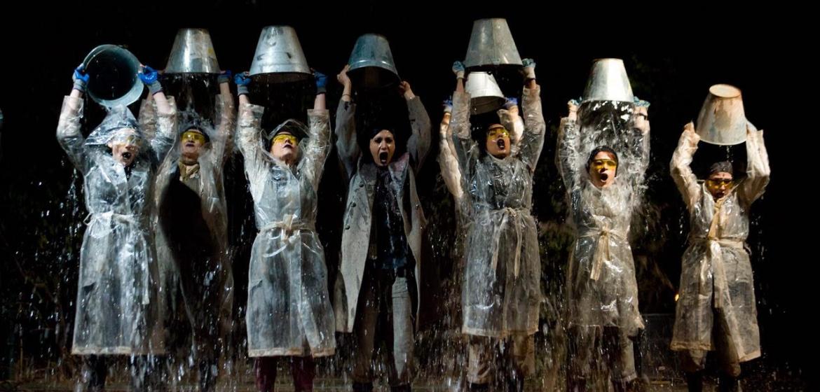 Die Eimerdusche ist ein wiederkehrendes Motiv der Reinigung und des Vergessens im performativen Theaterstück "Sāl Sāniye" des iranischen Regisseurs Hamid Pourazari. Foto: Fatemeh Aarabi.
