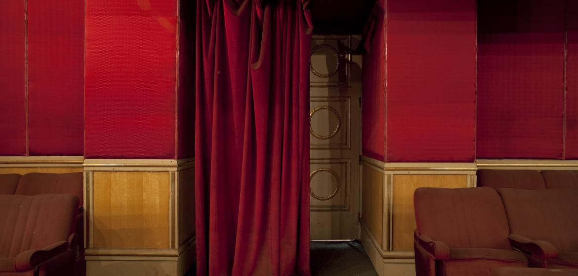 Plate 33, Red curtain, Cinema Radio, Cairo, 2010. Foto: Xenia Nikolskaya.