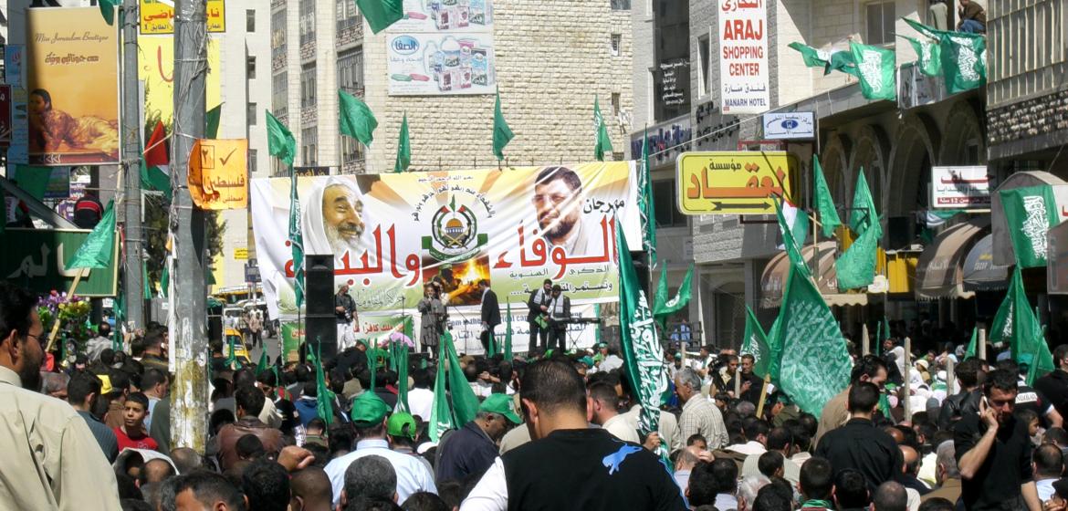 Hamas-Veranstaltung in Ramallah. Foto: Hoheit (Â¿!)/Wikicommons (https://commons.wikimedia.org/wiki/File:Yasin_Rantisi_Hamas_Wahlkampf.jpg#/media/File:Yasin_Rantisi_Hamas_Wahlkampf.jpg), Lizenz: cc-by-sa 2.0 (https://creativecommons.org/licenses/by-sa/2.0/de/deed.en)