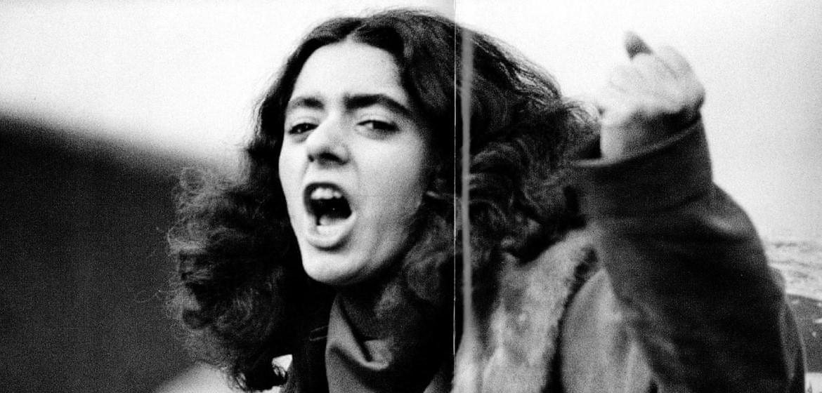 Eine junge Iranerin währen der Proteste 1979. Mit Genehmingung der Fotografin Maryam Zandi. https://maryamzandi.com/ 