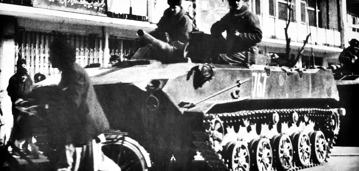 Ein sowjetischer Panzer rollt durch Kabul. Foto: Wikimedia CC.