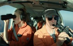 Zwei Crewmitglieder im Flugzeug Sea Bird © 2025 Nashorn Filmhaus KG