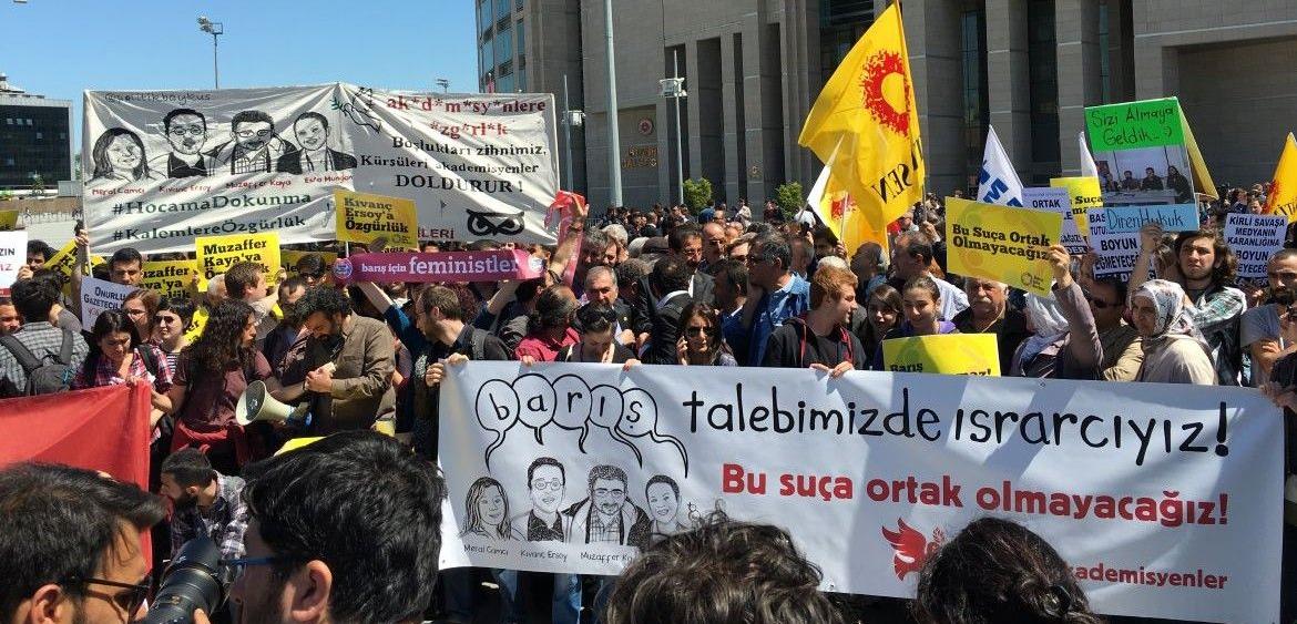 Eine Demonstration der Academics for Peace und anderer Organisationen vor dem Gericht in  Çağlayan, Istanbul am 22. April 2016. Foto: Can Candan. 