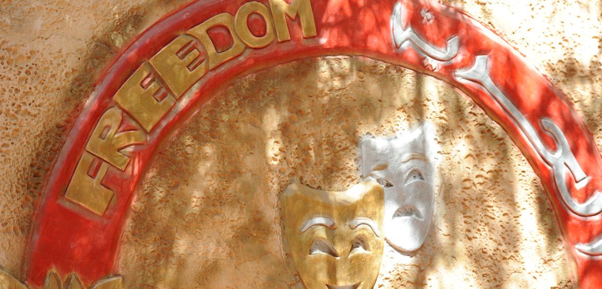 Eingang des “Freedom Theaters” in Jenin, Westjordanland. Foto: Guillaume Paumier (Wikimedia Commons, CC 3.0)