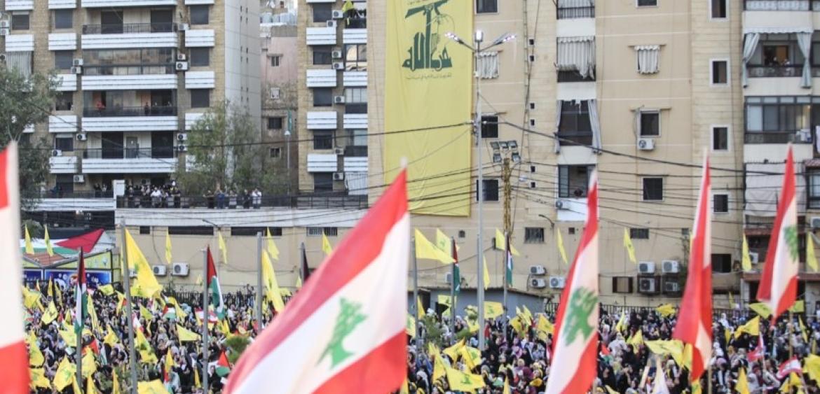 Menschenmenge in Beirut während einer Rede von Hassan Nasrallah, dem inzwischen von Israel getöteten, ehemaligen Generalsekretär der Hisbollah, im November 2023. Foto: Hassan Ghaedi, via Wikimedia Commons, CC BY-SA 4.0.