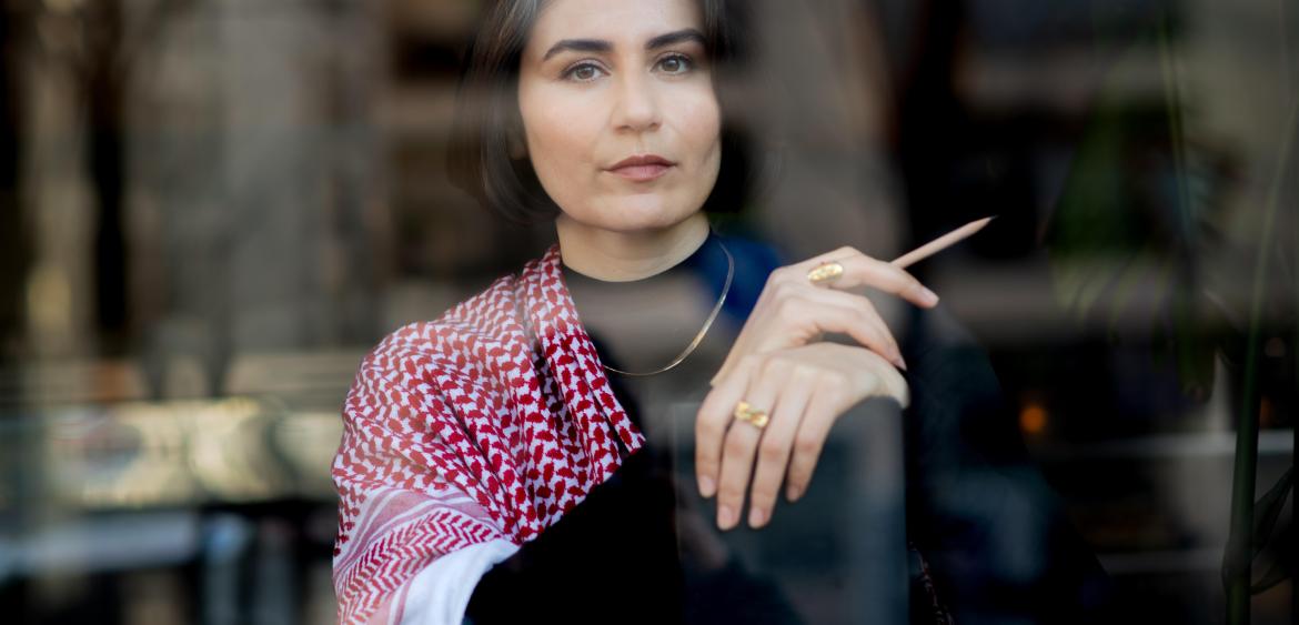 Karosh Tahas neuer Roman "Gulistan" erzählt von der Unterdrückung von Kurd:innen im Irak unter Saddam Hussein. Foto: Mina Amiri.