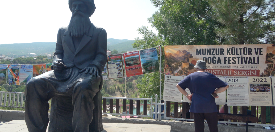 Plakate des Festivals am Seyit-Riza Platz in Dersim. Seyit Riza wurde 1938 als vermeintlicher Anführer des Dersim-Aufstandes von 1837/38 gehängt und ist Symbol des Widerstandes. Foto: Lennart Kreuzfeld (5). 