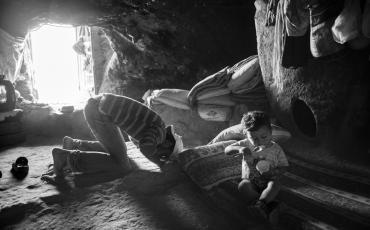 Ziyad Shkhadi betend in seiner Höhle in Maghayir al-Abeed. Foto: Eduardo Soteras Jalil (C)