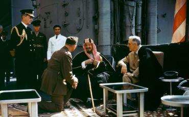Der Beginn einer wunderbaren Zweckgemeinschaft: Abd Al-Aziz Ibn Saud (2.v.r.) und Franklin D. Roosevelt (r.) auf der USS Quincy am Valentinstag 1945. Foto: Wikicommons/Public Domain