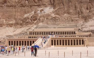 Touristen vor dem Hatschepsut-Tempel in Luxor. Foto: CC Ankur P