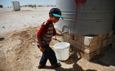 Ein Junge holt Wasser im Zaatari-Camp in Jordanien. Foto: Karl Schembri/Oxfam, Mai 2013