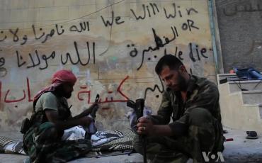 Kämpfer der Freien Syrischen Armee beim Reinigen ihrer Waffen. Foto: FoS
