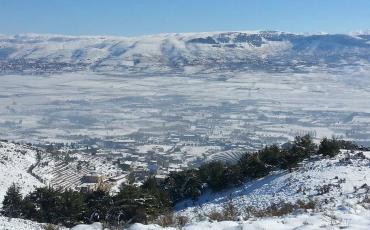 Blick über die Bekaa-Ebene im Osten des Libanon, am Horizont die Grenze zu Syrien. Foto: Zouzou (C)