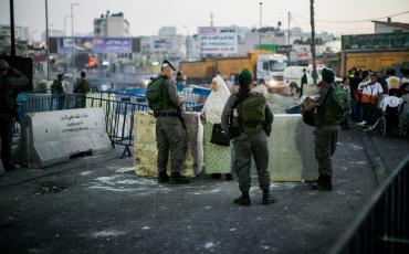 Eine Palästinenserin am Qalandiya Checkpoint nach Jerusalem auf dem Weg zum Gebet vergangenen Freitag. Foto: ActiveStills (C)