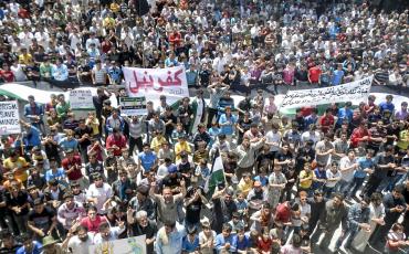 "Die erwachte Zivilgesellschaft ist das verkannte, oftmals unspektakuläre, alltägliche, kleinformatige und damit wenig medientaugliche Kernelement dessen, was gemeinhin als 'Arabischer Frühling' bezeichnet wird. " Demonstration im besetzten Ort Kafranbel in der syrischen Provinz Idlib. Bild: Freedom House/Flickr (CC-BY-2.0)